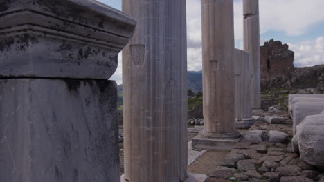 Close-up-of-a-row-of-pillars-in-Pergamum