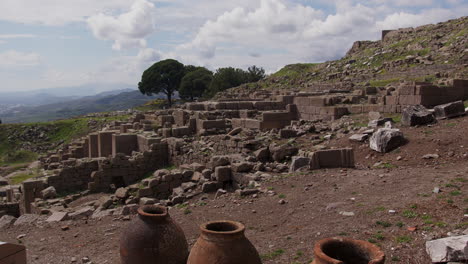 Weitwinkelaufnahme-Antiker-Ruinen-Auf-Einem-Hügel-In-Pergamon