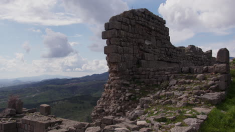 Steinmauer-Mit-Blick-Auf-Eine-Landschaft-In-Pergamon