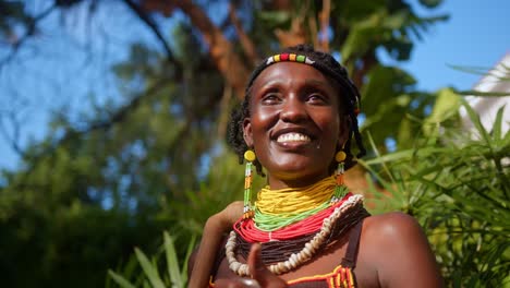 Eine-Afrikanische-Frau-Lächelt-In-Traditioneller-Kleidung---Nahaufnahme