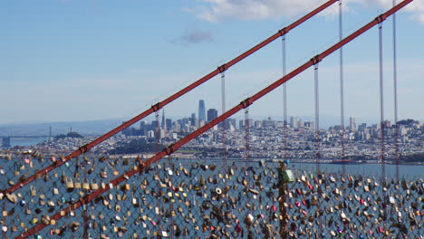 San-Francisco,-California---Las-Cerraduras-Del-Amor-En-El-Puente-Golden-Gate---Plano-Medio