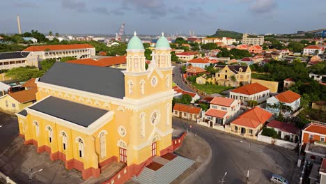 Das-Licht-Der-Goldenen-Stunde-Beleuchtet-Die-Orangefarbene-Kapelle-Der-Kirche-Santa-Famia-In-Otrobanda-Curacao