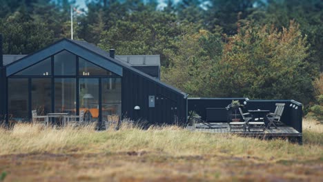 Eine-Moderne-Hütte-Mit-Kleiner-Terrasse-An-Der-Dänischen-Küste