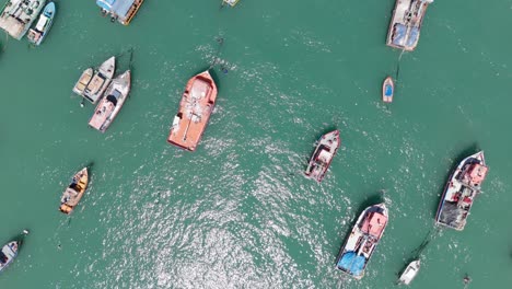 Luftaufnahmen-über-Festgemachten-Fischerbooten-Im-Hafen-Von-San-Antonio-In-Chile