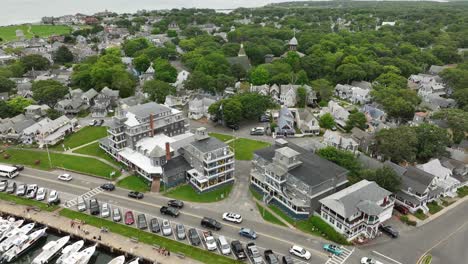 Drone-shot-of-condos-and-traffic-in-Oak-Bluffs,-Massachusetts