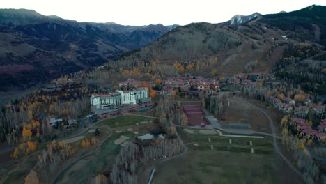 Drone-shot-of-the-ski-resort-in-telluride,-Colorado-in-the-fall