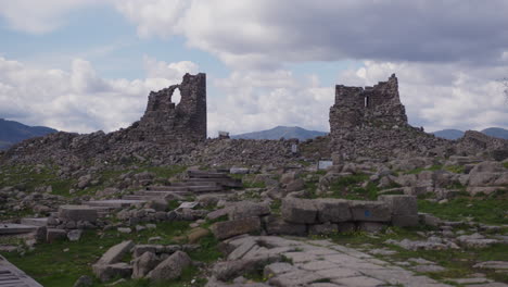Ruinas-Antiguas-En-Un-Campo-En-Pérgamo