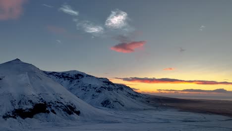 Polare-Stratosphärische-Wolken-über-Schneebedeckten-Bergen-In-Südisland