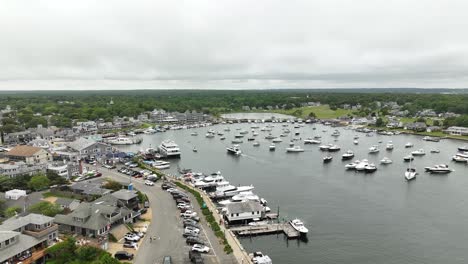 Drone-shot-of-Oak-Bluffs,-a-sea-town-in-Massachusetts