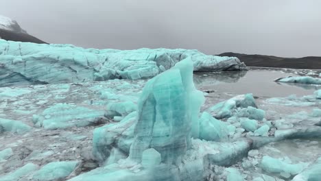 Iceberg-En-La-Laguna-Jokulsarlon-Junto-A-Svinafellsjokull-En-El-Sur-De-Islandia