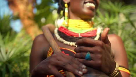 Adornos-Exquisitos-Adornan-A-La-Mujer-Africana-Perteneciente-A-La-Tribu-Karamojong-En-Uganda,-África-Oriental---Primer-Plano
