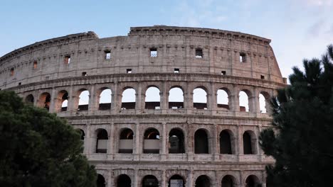 Vista-Exterior-Del-Coliseo-Al-Atardecer,-Roma,-Italia