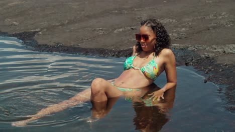 La-Relajación-Sulfúrica-Se-Desarrolla-Mientras-Una-Chica-En-Bikini-Explora-Las-Piscinas-De-Azufre-Del-Lago-La-Brea-Pitch-En-Trinidad.