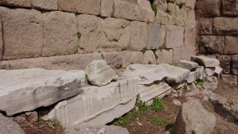 Steine-Vor-Einer-Steinmauer-In-Pergamon