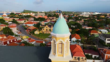 Die-Parallaxenumlaufbahn-Der-Drohne-Steigt-Und-Enthüllt-Die-Kirche-Santa-Famia-In-Otrobanda-Curacao