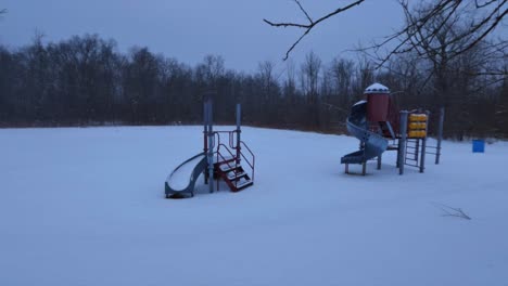 Aufnahmen-Von-Schneefall-In-Zeitlupe-In-Einem-Kleinen-Alten-Park-In-Einem-Vorort-Von-New-York-Während-Eines-Nordostens