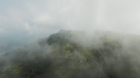 Ländliches-Nepalesisches-Dorf-In-Großer-Höhe,-Luftaufnahme-Durch-Die-Wolke