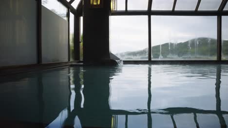 Baño-Japonés-De-Aguas-Termales,-Agua-Caliente-Ondeando-En-Cámara-Lenta-4k