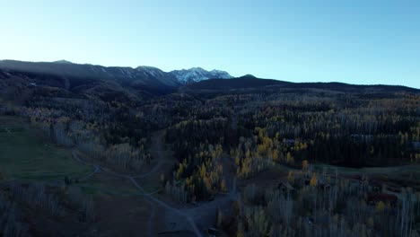 Drone-shot-at-sunrise-of-mountain-village-in-telluride,-colorado