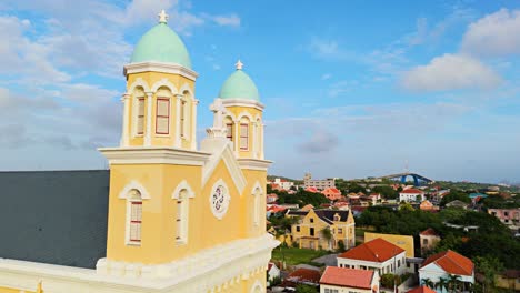 Orbit-Frontalansicht-Der-Orangefarbenen-Kapellentürme-Von-Santa-Famia-Otrobanda-Curacao