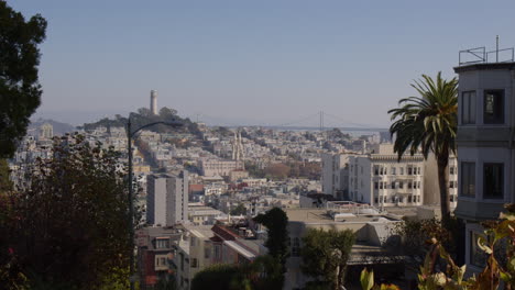Ein-Blick-Auf-Wohnhäuser-Und-Gebäude-Entlang-Der-Lombard-Street-Mit-Dem-Coit-Tower-In-Der-Ferne-In-San-Francisco,-Kalifornien-–-Weitwinkelaufnahme