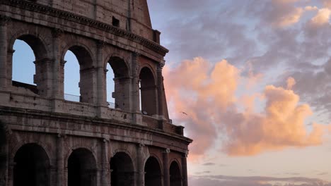 Primer-Plano-De-La-Vista-Exterior-Del-Coliseo-Al-Atardecer,-Roma,-Italia