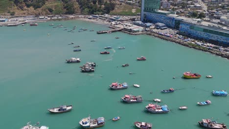 Gruppe-Von-Fischerbooten-Vor-Anker-Am-Pier-Im-Hafen-Von-San-Antonio-In-Chile