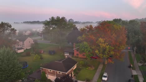 Neblige-Nachbarschaft-Während-Des-Herbstsonnenaufgangs