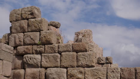 Un-Antiguo-Muro-De-Piedra-En-Pérgamo