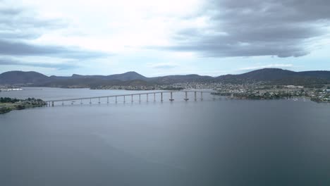 Tasman-Bridge-Hobart-High-Drohnenaufnahme-Mit-Vorbeifahrenden-Autos-An-Einem-Bewölkten-Tag-50fps