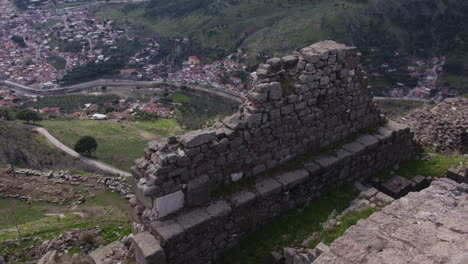 Eine-Alte-Steinmauer-Mit-Blick-Auf-Eine-Stadt-In-Pergamon