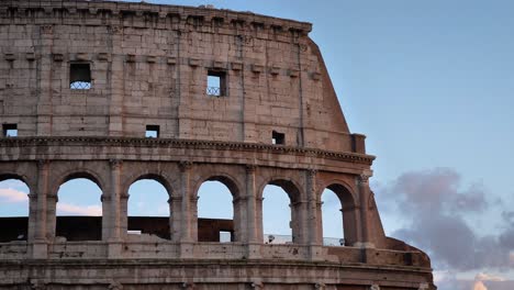 Mittlere-Aufnahme-Außenansicht-Des-Kolosseums-Bei-Sonnenuntergang,-Rom,-Italien