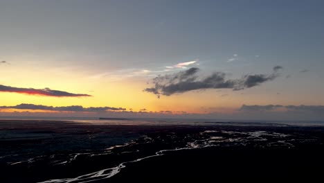 Malerische-Perlmuttwolken-Im-Sonnenuntergangshimmel-über-Dem-Flussbett-In-Südisland