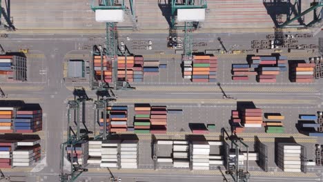 Vogelperspektive-Auf-Den-Frachtbereich-Des-Hafens-Von-San-Antonio-Mit-Containern-In-Chile,-Lufttransportwagen-Links