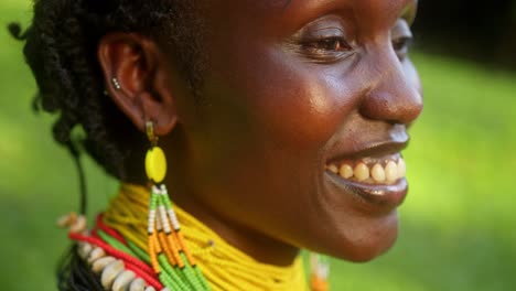 Cerca-De-Una-Mujer-Africana-Con-Cara-Sonriente-Usando-Coloridos-Accesorios-De-Cuentas