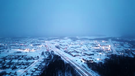 4k-Sonnenaufgang-Aus-Der-Luft,-Blaue-Stunde-Am-Morgen,-Filmischer-4k-Blizzard-Schneefall,-Neblig,-Glühend,-Drohnenaufnahme-Einer-Arktischen-Wintergemeinde,-Isoliertes,-Abgelegenes-Bergbaudorf,-Zentrum-Des-Nordens-Von-Thompson,-Manitoba,-Kanada