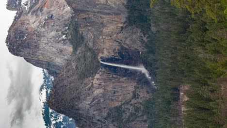 Vertikal---Bridalveil-Falls-Stürzt-Durch-Felsen-Im-Yosemite-Valley,-Kalifornien