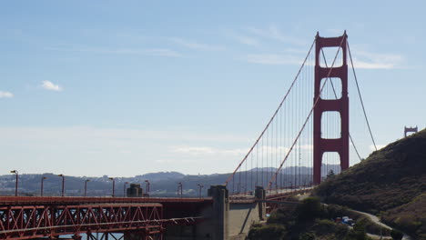 Vehículos-Que-Cruzan-El-Puente-Golden-Gate-Durante-Las-Horas-Del-Día-En-San-Francisco,-California---Toma-Amplia