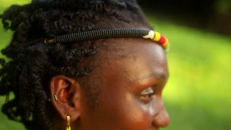 Seitenansicht-Einer-Glücklichen-Afrikanischen-Frau-Vom-Stamm-Der-Karamojong-Mit-Perlenstirnband-Und-Accessoires
