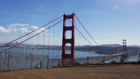 Los-Candados-Del-Amor-Muy-Cerca-Del-Puente-Golden-Gate,-San-Francisco,-California---Plano-Amplio