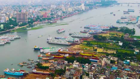 Paisaje-Urbano-De-Dhaka-Y-Importante-Puerto-Fluvial-En-El-Río-Buriganga-En-Dhaka,-Bangladesh