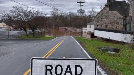 Schild-„Straße-Gesperrt“-Vor-Einer-überfluteten-Straße-In-Den-USA