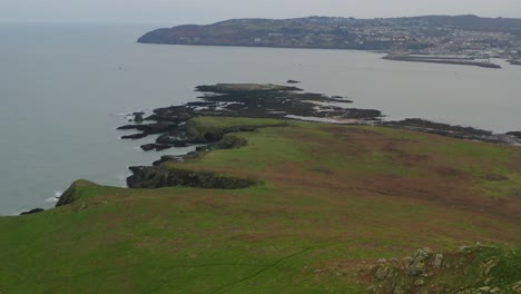 Die-Klippen-Der-Augeninsel-Irlands-Werden-Sichtbar,-Während-Möwen-In-Filmischen-Luftaufnahmen-Gleiten