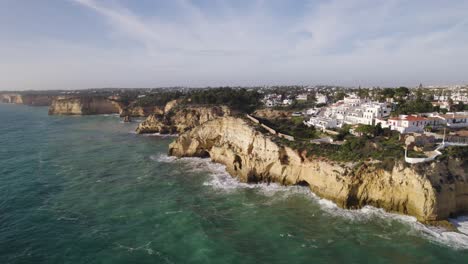 Sonnige-Küste-Von-Carvoeiro,-Algarve-Charme-Portugal---Luftaufnahme