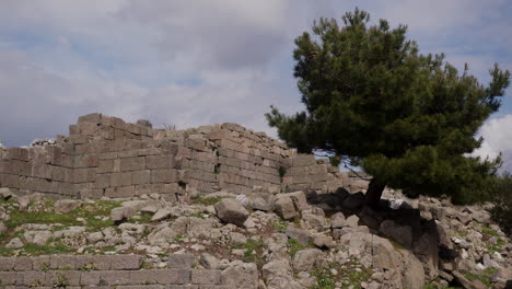 Steinmauern-Entlang-Eines-Hügels-In-Pergamon