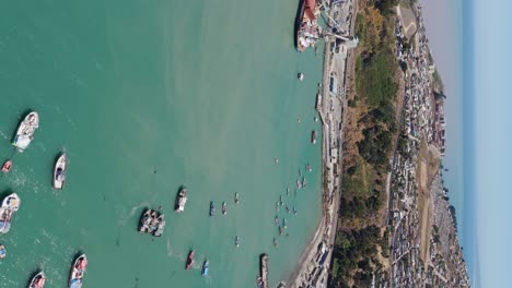 Luftaufnahme-Der-Marina-Bay-Mit-Fischerbooten,-Die-Im-Hafen-Von-San-Antonio-In-Chile-Festgemacht-Haben
