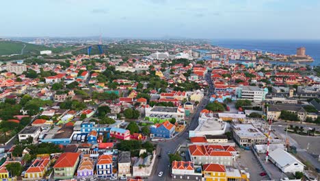 Der-Hohe-Winkel-Aus-Der-Luft-Stellt-Die-Farbenfrohen-Gebäude-Von-Otrobanda-Curacao-Dar,-Die-Zum-UNESCO-Weltkulturerbe-Gehören