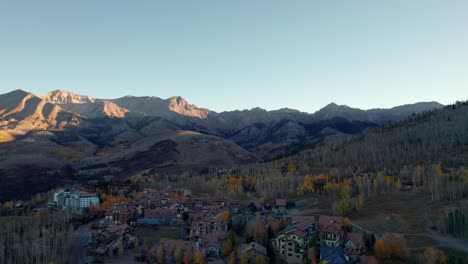 Panning-drone-shot-to-the-right-of-mountain-village-in-telluride,-colorado