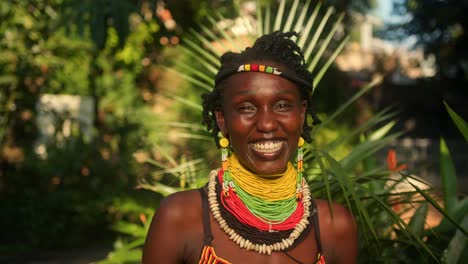 Una-Alegre-Mujer-Africana-Sonriendo-Mientras-Está-Adornada-Con-Trajes-Tradicionales,-En-Uganda,-África-Oriental,-De-Cerca