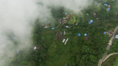 Hermosas-Fincas-Ubicadas-Al-Pie-Del-Himalaya-En-Nepal,-Exploradas-Por-Un-Dron